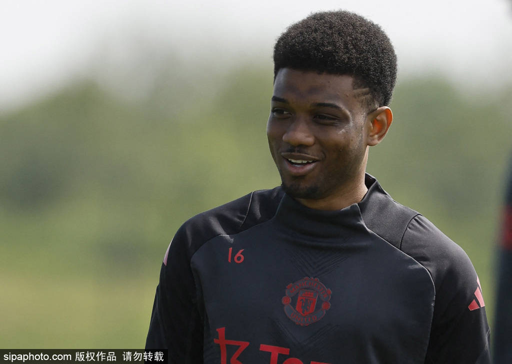 曼联加入8500万英镑争夺战：埃基蒂克转会或将重塑英超格局！